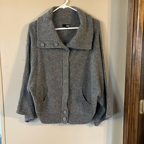 LIKE NEW A.N.A. Gray cardigan sweater 3/4 sleeves 2 pockets in front size Large - Picture 1 of 11